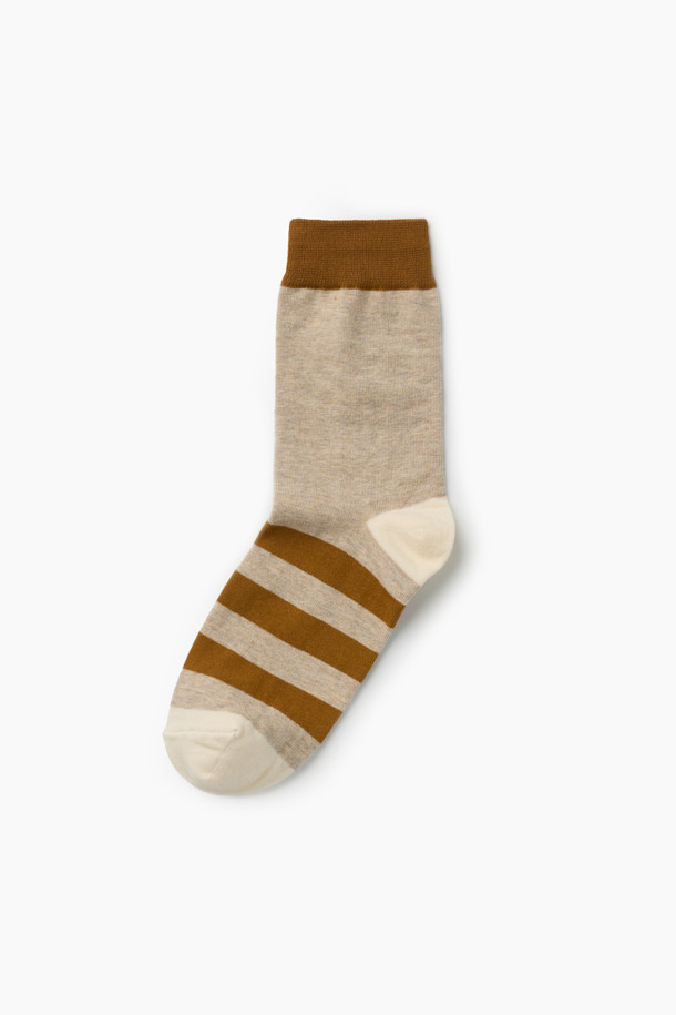 캐주얼한 스타일의 3족 세트 피셔맨 자수 양말입니다. 면과 스판덱스 혼방 소재로 제작되어 부드러운 촉감과 편안한 착용감을 선사하며, 가을, 겨울 시즌에 적합합니다. 발목 부분에 스판사를 적용하여 활동성을 높였으며, 바닥면에는 로고 실리콘 논슬립 프린팅으로 미끄럼 방지 기능을 더했습니다. 베이지, 브라운, 그레이 세 가지 색상으로 구성되어 다양한 룩에 매치하기 좋으며, 동네 마실룩, 산책룩, 겨울 데일리룩에 활용하기 좋습니다. 스트라이프 패턴과 피셔맨 자수, 배색 디테일이 돋보이는 미니멀하고 클래식한 디자인의 양말입니다.
