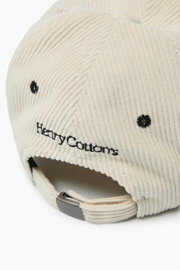 가을, 겨울 시즌에 어울리는 코듀로이 투톤 볼캡입니다. 부드러운 촉감의 코듀로이와 면 혼방 소재로 제작되어 편안한 착용감을 선사합니다. 오프화이트와 블랙 두 가지 색상으로 출시되어, 어떤 스타일에도 매치하기 용이하며, 투톤 디자인으로 포인트를 더했습니다. 깊은 모자 깊이와 챙 넓이, 후면 밴드 사이즈 조절 기능으로 편안하게 착용할 수 있습니다. 캐주얼, 미니멀, 클래식 등 다양한 스타일을 연출할 수 있어, 동네 마실룩, 가을 나들이룩, 겨울 데일리룩에 활용하기 좋습니다.
