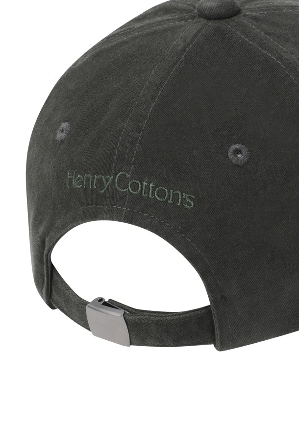 플라이 낚시 클럽 로고 볼캡은 캐주얼하고 레트로한 스타일을 좋아하는 분들을 위한 아이템입니다. 부드러운 코튼 소재로 제작되어 편안한 착용감을 제공하며, 봄, 여름, 가을 등 다양한 계절에 활용하기 좋습니다. 블랙 컬러에 "Three Fishermen" 자수와 메탈 버클 디테일이 빈티지한 무드를 더해줍니다. 워싱 처리와 피치 가공으로 자연스러운 빈티지 외관을 살렸으며, 산책룩에 완벽하게 어울립니다.
