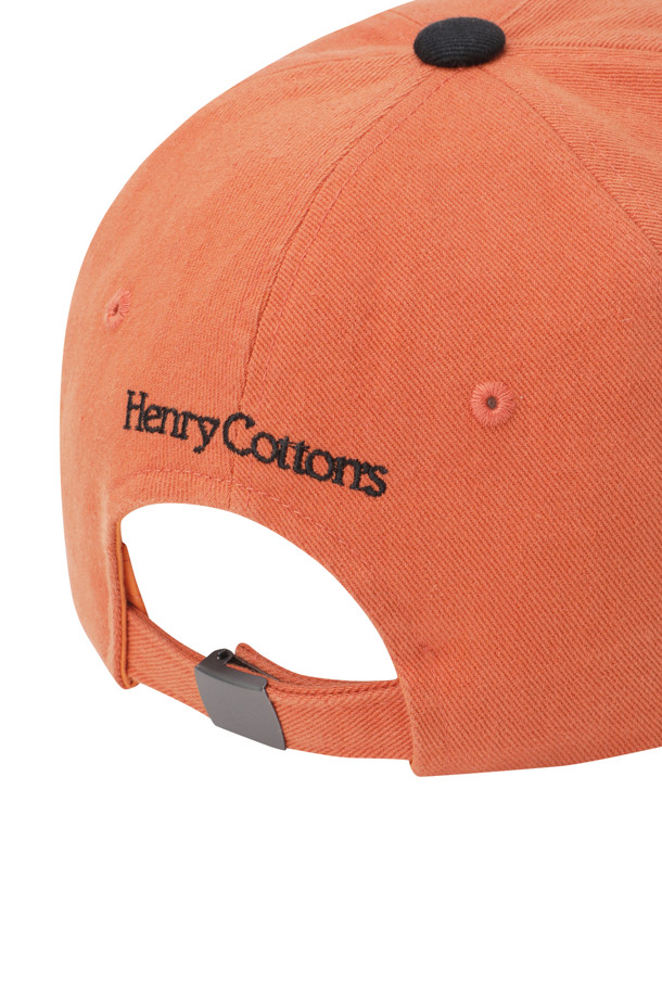 플라이 피싱 클럽(Fly Fishing Club) 아트워크 볼캡은 깊은 모자 깊이와 부드러운 촉감으로 편안한 착용감을 선사합니다. 오렌지 컬러에 자수 패턴이 돋보이며, 레트로, 캐주얼, 빈티지 스타일을 연출합니다. 면 소재의 코튼으로 제작되어 여름, 가을, 겨울 모두 착용 가능하며, 5패널 구조와 바이오워싱, 피치가공 처리로 뛰어난 내구성을 자랑합니다. 메탈 버클을 사용하여 사이즈 조절이 용이하며, 산책룩, 여행룩에 매치하기 좋습니다.
