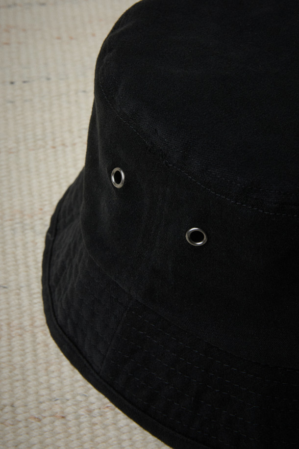 FFC x 도큐먼트 버킷햇은 FFC와 Document의 콜라보레이션으로 탄생한 모자입니다. 몰스킨 코튼 혼방 원단을 사용하여 부드러운 촉감과 편안한 착용감을 제공하며, 일상, 여행, 산책 등 다양한 TPO에 활용하기 좋습니다. 무지 디자인에 블랙 컬러로 어떤 스타일에도 잘 어울리며, 캐주얼, 미니멀, 클래식 스타일을 즐겨 입는 분들께 추천합니다. 일반적인 모자 깊이와 챙 넓이로 제작되어 유행을 타지 않고 오랫동안 착용할 수 있습니다. 라벨 장식이 돋보이는 버킷햇으로, 여름, 가을, 겨울철 데일리룩에 포인트를 더해보세요.
