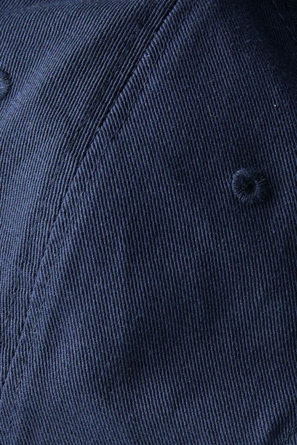 [BSC x 클로브] 그래픽 볼캡은 면 소재로 제작되어 탄탄한 촉감이 특징입니다. 네이비 컬러에 6패널 구조로 제작되었으며, 유니버시티풍 서체와 자수 디자인이 돋보입니다. 챙은 곡선으로 이루어져 있으며, 레트로 감성과 스포티한 스타일을 동시에 느낄 수 있습니다. 일상은 물론, 산책이나 여행 시에도 편안하게 착용하여 캐주얼하고 멋스러운 룩을 연출할 수 있습니다.
