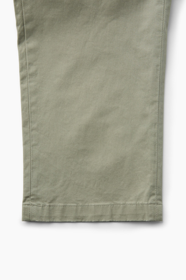 [온라인 단독] 가을 아티보(Attivo) 팬츠는 가을과 초겨울에 적합한 남성용 캐주얼 테이퍼드 핏 팬츠입니다. 부드러운 면과 스판덱스 혼방 소재로 제작되어 편안한 착용감을 선사하며, 카키와 베이지 두 가지 색상으로 출시되었습니다. 허리밴딩으로 편안함을 더하고, 허벅지 부분에 여유를 주어 활동성을 높였습니다. 넉넉한 수납을 위한 양쪽 사이드 포켓과 뒷 포켓이 있으며, 캐주얼, 미니멀, 클래식 스타일의 출근룩으로 활용하기 좋습니다. 아티보(Attivo) 핏으로 완성된 이 팬츠는 일상과 캐주얼한 상황 모두에 잘 어울립니다.
