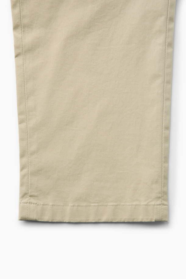 [온라인 단독] 가을 아티보(Attivo) 팬츠는 캐주얼, 미니멀, 클래식 스타일을 아우르는 남성용 바지입니다. 면과 스판덱스 혼방 소재로 제작되어 부드러운 촉감과 편안한 착용감을 선사하며, 가을 및 초겨울에 적합합니다. 허리 뒷단 밴딩 처리로 활동성을 높였으며, 테이퍼드 핏에 허벅지 부분 여유를 두어 편안함을 더했습니다. 베이지 색상의 무지 디자인으로 다양한 상의와 매치하기 좋으며, 출근룩 및 비즈니스 캐주얼 스타일에도 활용 가능합니다. 양 사이드 포켓과 뒷 포켓으로 실용성을 높인 레귤러핏 긴바지입니다.
