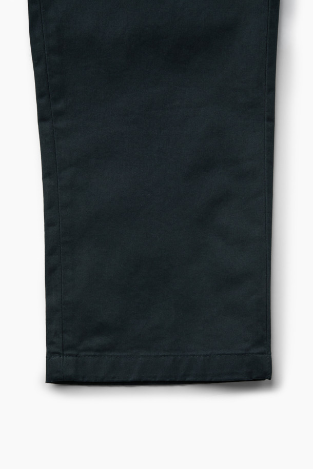 온라인 단독으로 선보이는 가을 아티보(Attivo) 팬츠입니다. 부드러운 면, 스판 혼방 소재로 제작되어 편안한 착용감을 선사하며, 가을과 초겨울까지 활용 가능한 두께감으로 실용적입니다. 허리 뒷단 밴딩 처리로 활동성을 높였으며, 허벅지 부분에 여유를 주어 편안한 레귤러핏 테이퍼드 스타일을 연출합니다. 무지 디자인에 블랙 컬러로 어떤 상의와도 쉽게 매치 가능하며, 양 사이드 및 뒷 포켓 디테일로 실용성을 더했습니다. 출근룩, 비즈니스 캐주얼은 물론 캐주얼, 미니멀, 클래식 스타일까지 폭넓게 소화 가능한 아이템입니다.
