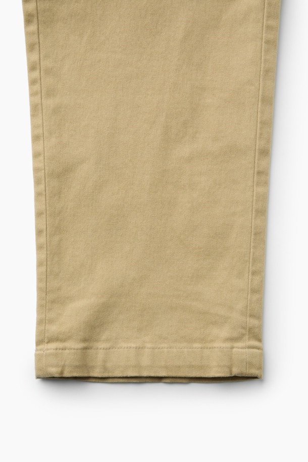 [온라인 단독] Winter 아티보(Attivo) 팬츠는 부드러운 촉감의 면, 스판, 기모 혼방 소재로 제작되어 겨울철 따뜻함을 선사합니다. 허벅지 부분은 여유롭고 종아리로 갈수록 좁아지는 테이퍼드 핏으로, 편안하면서도 세련된 실루엣을 연출합니다. 뒷밴딩 처리와 양쪽 사이드 및 뒷 포켓 디테일로 편의성을 높였습니다. 베이직한 디자인에 무지 패턴과 레귤러핏으로 캐주얼, 미니멀, 클래식 등 다양한 스타일을 소화하며, 겨울 데일리룩, 산책룩, 집콕룩에 적합합니다.
