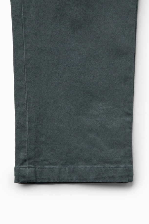 [온라인 단독] Winter 아티보(Attivo) 팬츠는 베이직하고 캐주얼한 스타일의 남성용 기모 팬츠입니다. 그레이 컬러에 긴 기장으로, 겨울철 일상생활과 출근, 캠핑룩에 적합합니다. 면, 스판덱스, 기모 혼방 소재로 제작되어 부드러운 촉감과 보온성을 제공합니다. 테이퍼드 핏에 뒷밴딩 처리로 편안함을 더했으며, 양쪽 사이드 포켓과 뒷 포켓으로 실용성을 높였습니다. 미니멀, 클래식 스타일을 선호하는 남성분들께 추천합니다.
