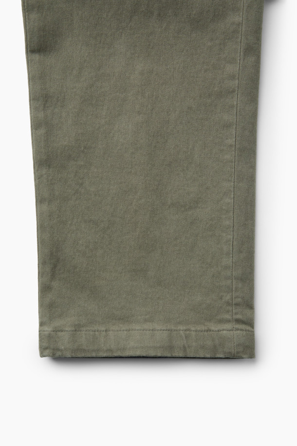 온라인 단독 [Winter 아티보(Attivo) 팬츠]는 추운 겨울에도 따뜻하고 스타일리시하게 연출할 수 있는 기모 테이퍼드 핏 팬츠입니다. 부드러운 면, 스판덱스 혼방 소재에 기모 안감을 더해 보온성을 높였으며, 은은한 카키 컬러의 무지 디자인으로 어떤 상의와도 쉽게 매치할 수 있습니다. 

뒷밴딩 처리로 편안한 착용감을 선사하며, 양쪽 사이드 포켓과 뒷 포켓 디테일로 실용성을 더했습니다. 출근룩, 모임룩 등 다양한 TPO에 활용 가능하며, 클래식, 미니멀, 캐주얼 스타일을 즐겨 입는 분들께 추천합니다. 두꺼운 두께감으로 겨울철에도 따뜻하게, 레귤러핏으로 편안하게 즐겨 입으세요.
