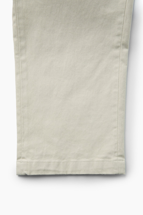 온라인 단독 [Winter 아티보(Attivo) 팬츠]는 겨울철 따뜻함과 스타일을 동시에 잡는 기모 팬츠입니다. 베이직 스타일의 테이퍼드 핏으로, 출근룩과 데이트룩 등 다양한 상황에 활용하기 좋습니다. 부드러운 촉감의 면, 스판덱스, 기모 혼방 소재로 제작되어 편안한 착용감을 선사합니다. 허리 뒷단 밴딩과 양쪽 사이드 포켓, 뒷 포켓 디테일로 실용성을 더했습니다. 베이지 컬러의 무지 디자인으로 미니멀, 클래식, 캐주얼 등 어떤 스타일에도 쉽게 매치할 수 있습니다.
