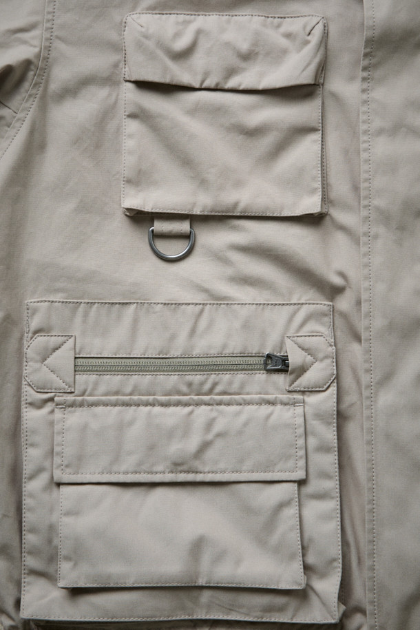 [Fly Fishing Club] 피셔맨 재킷(Ventile)은 가을 나들이룩, 여행룩, 산책룩에 어울리는 유틸리티 스타일의 남성용 아우터입니다. 베이지 색상의 무지 디자인에 루즈핏으로 편안함을 더했으며, 방수, 통기, 발수 기능을 갖춰 실용성을 높였습니다. 면 소재의 긴소매 피셔맨 코트 타입으로, 지퍼와 스냅 여밈 방식, 내장형 후드, 멀티 포켓, YKK 지퍼, 금속 스냅 등의 디테일이 돋보입니다. 내피 연결 스냅 고리와 통기성을 위한 디자인으로 가을철 워크웨어, 캐주얼, 미니멀 스타일을 즐기는 분들께 추천해 드립니다.
