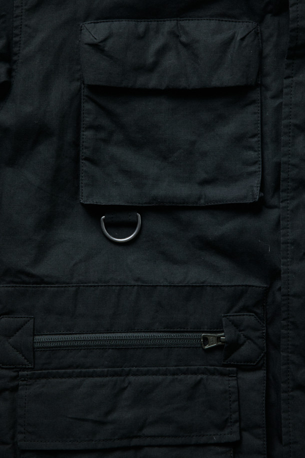 [Fly Fishing Club] 피셔맨 재킷 (왁스 코튼)은 헤리티지 감성과 빈티지 무드를 자아내는 아우터입니다. 왁스 코튼 소재로 제작되어 방수, 통기, 내구성이 뛰어나 가을철 나들이룩과 여행룩에 적합합니다. 블랙 컬러의 루즈핏 디자인으로, 멀티 포켓, 숨겨진 후드, YKK 지퍼, 립스탑 원단 등의 다양한 특징을 갖추었습니다. YKK 지퍼와 스냅 버튼으로 여밈이 가능하며, 긴소매 디자인으로 클래식, 워크웨어, 캐주얼 스타일 모두 소화 가능합니다. 내피 연결 스냅이 있어 실용성을 높였습니다.
