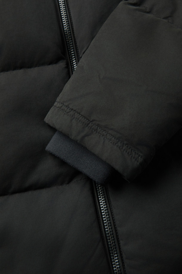 남성용 '스핏파이어(Spitfire)' 퀼팅 다운 점퍼입니다. 캐주얼, 미니멀, 클래식 스타일을 아우르는 블랙 컬러의 아우터로, 겨울철 출근룩과 여행룩에 적합합니다. 왁스 가공된 겉감과 무통 카라 탈부착이 가능하며, 소매 이너 립 커프스와 머스코비 다운 충전재를 사용하여 보온성을 높였습니다. 퀼팅 패턴과 컴포트핏으로 편안한 착용감을 제공하며, 두꺼운 두께감과 거친 촉감이 특징입니다. 집업 스타일의 긴 소매 다운점퍼로, 겨울철 당신의 스타일을 완성해 보세요.
