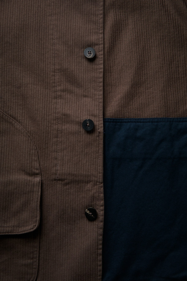 FFC x DOCUMENT (FFC x 도큐먼트) 이탈리안 코튼 피싱 재킷은 남녀 모두 착용 가능한 아우터입니다. 부드러운 촉감의 두꺼운 면 소재로 제작되었으며, 가을과 겨울에 따뜻하게 입을 수 있습니다. 세미 루즈 핏에 브라운 컬러, 무지 패턴으로 캐주얼, 클래식, 워크웨어 스타일을 연출하기 좋습니다. 입체 포켓 디자인과 가먼트 워싱 처리로 실용성을 더했으며, 레이어드하여 다양한 스타일을 시도할 수 있습니다. 가을 나들이룩이나 여행룩에 활용하기 좋은 피싱 재킷입니다.
