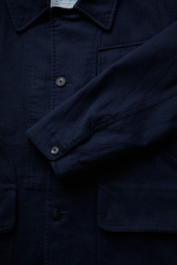 FFC x DOCUMENT (FFC x 도큐먼트) 이탈리안 코튼 피싱 재킷은 가을, 겨울 시즌에 어울리는 아우터입니다. 네이비 컬러의 무지 디자인으로, 유틸리티와 빈티지 무드를 동시에 연출할 수 있습니다. 이탈리아 올림피아스사 원단을 사용하여 부드러운 촉감을 자랑하며, 세미 루즈핏으로 편안하게 착용 가능합니다. 다양한 크기의 입체 포켓과 가먼트 워싱 처리, 레이어드 착용이 가능한 실용적인 디자인이 특징입니다. 가을 나들이룩, 겨울 데일리룩, 여행룩 등 다양한 시간, 장소, 상황에 맞춰 클래식, 미니멀, 워크웨어 스타일을 연출해보세요.