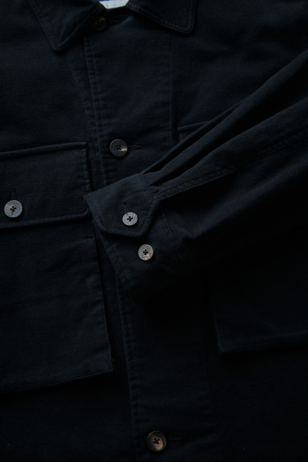 (FFC x DOCUMENT) 이탈리안 몰스킨 셔팅 셋업 재킷은 가을, 겨울 시즌에 어울리는 아우터입니다. 미니멀하고 빈티지한 스타일을 추구하며, 부드러운 촉감의 두꺼운 몰스킨 소재로 제작되었습니다. 일상, 출근룩, 모임룩 등 다양한 TPO에 활용 가능하며, 루즈핏으로 편안한 착용감을 선사합니다. 가슴 포켓과 핸드워머 기능, 활동성을 고려한 패턴으로 실용성을 더했습니다. 블랙 컬러의 무지 디자인으로 클래식, 미니멀, 워크웨어 스타일을 연출하기 좋습니다.
