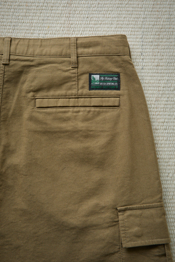 [Fly Fishing Club] 유틸리티 카고 팬츠는 가을, 겨울 시즌에 적합한 루즈핏 카고 팬츠입니다. 베이지와 카키 두 가지 색상으로 출시되었으며, 일상 및 피싱 활동에 모두 활용 가능합니다. 면 소재로 제작되어 편안한 착용감을 제공하며, 무릎 주름 디테일과 카고 포켓, 가먼트 워싱으로 빈티지하면서도 캐주얼한 스타일을 연출합니다. 스트링 밴딩으로 허리 사이즈 조절이 용이하며, 캠핑룩이나 가을 나들이룩 등 다양한 TPO에 활용하기 좋습니다. 워크웨어, 미니멀 스타일을 선호하는 분들께 추천합니다.
