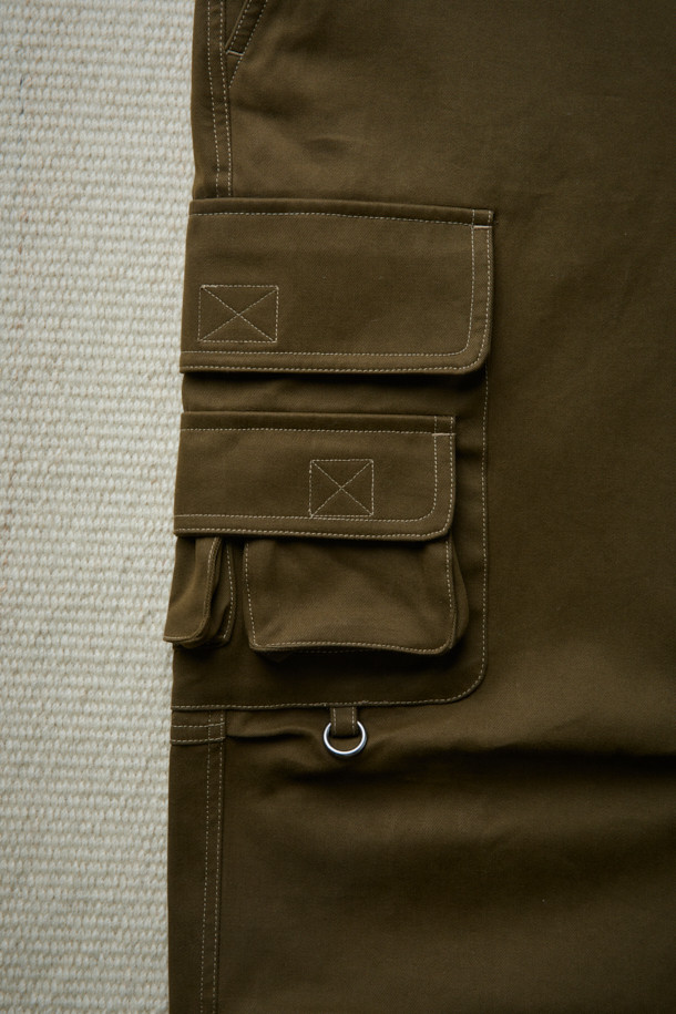 [Fly Fishing Club] 피셔맨 카고 팬츠는 가을, 겨울 계절에 어울리는 남녀 공용 카고 팬츠입니다. 카키, 올리브 두 가지 색상으로 제공되며, 일상, 피싱 활동에 모두 적합합니다. 빈티지하면서도 유틸리티한 스타일을 연출하며, 루즈핏의 긴 기장으로 편안한 착용감을 선사합니다. 고밀도 면 트윌 소재에 피치가공을 더해 부드러운 촉감을 자랑하며, 입체적인 카고 포켓, 무릎 절개 디테일, 밑단 스트링으로 스타일리시함을 더했습니다. 가을 나들이룩, 캠핑룩, 겨울 데일리룩 및 워크웨어, 캐주얼, 미니멀 스타일을 즐겨 입는 분들께 추천합니다.
