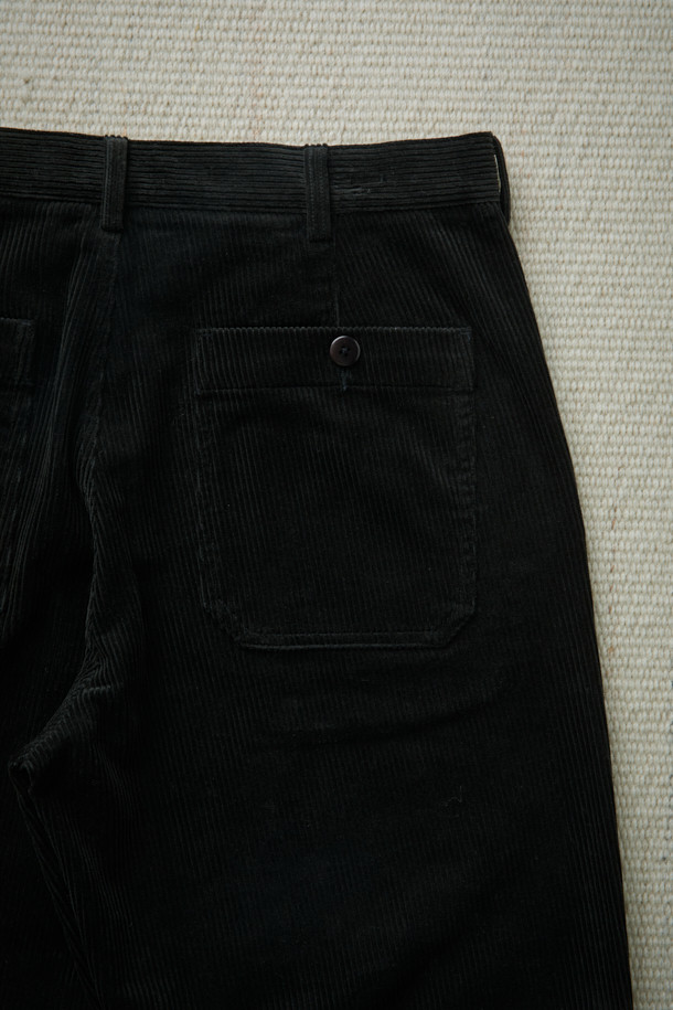 [Fly Fishing Club] 코듀로이 와이드 팬츠는 가을, 겨울 시즌 데일리룩을 위한 캐주얼, 미니멀, 클래식 스타일의 바지입니다. 두꺼운 두께감과 부드러운 촉감의 코듀로이와 면 혼방 소재로 제작되어 편안한 착용감을 선사합니다. 굵은 골 코듀로이 소재와 루즈핏 와이드 실루엣으로 트렌디함을 더했으며, 벨트 고리 하단 O링 디테일과 백 아웃포켓 디테일로 포인트를 주었습니다. 블랙 컬러의 무지 디자인으로 어떤 상의와도 쉽게 매치하여 다양한 스타일을 연출할 수 있습니다.
