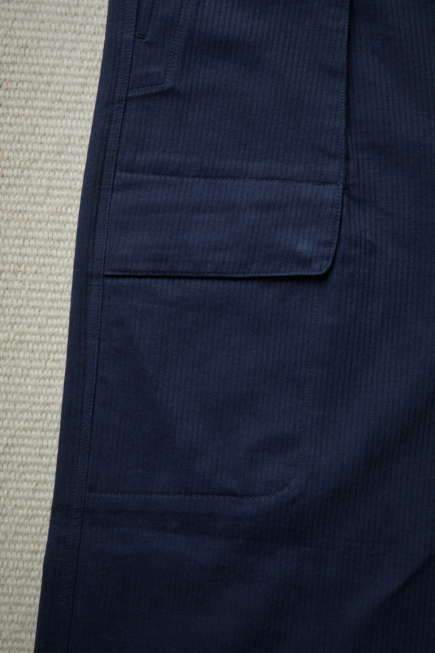 FFC x DOCUMENT (FFC x 도큐먼트)의 이탈리안 코튼 피싱 팬츠는 가을, 겨울 시즌 남성들을 위한 캐주얼 및 클래식 스타일의 긴 바지입니다. 부드러운 촉감의 이탈리아 올림피아스사 면 원단을 사용하여 편안한 착용감을 제공하며, 루즈핏으로 제작되었습니다. 여섯 개의 기능적인 포켓과 가먼트 워싱 처리로 실용성과 빈티지한 매력을 더했습니다. 네이비 컬러의 무지 디자인으로 다양한 상의와 매치하기 좋으며, 피싱 재킷과 함께 셋업 스타일링도 가능합니다. 가을 나들이룩, 겨울 데일리룩, 여행룩 등 폭넓은 시간과 장소와 상황에 활용할 수 있습니다.