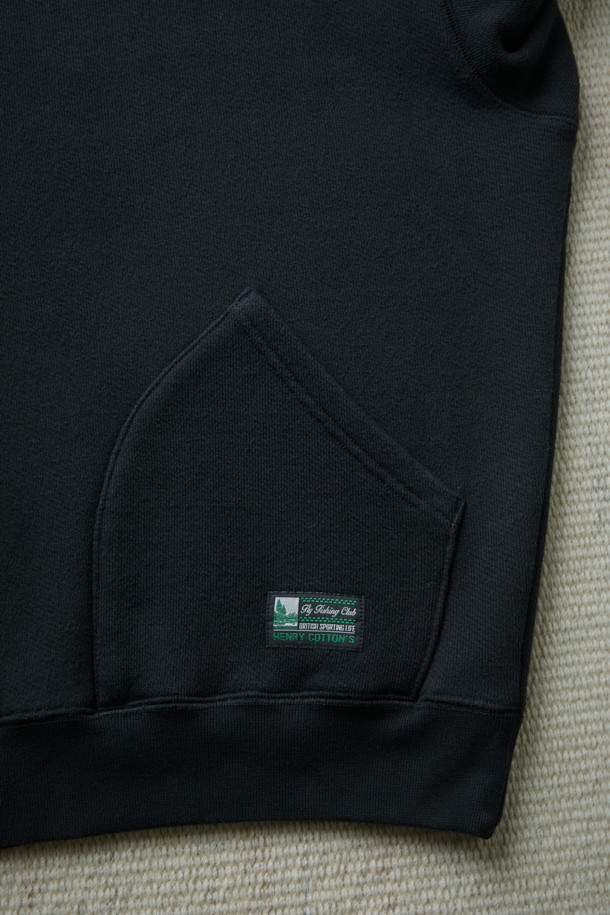 [Fly Fishing Club] 피셔맨 스웨트셔츠는 가을, 초겨울 시즌에 어울리는 루즈핏 스웻셔츠입니다. 블랙 컬러의 면 소재로 제작되었으며, 부드러운 촉감과 두꺼운 두께감으로 편안한 착용감을 선사합니다. 캐주얼, 미니멀, 클래식 스타일을 모두 소화하며, 일상과 피싱 활동에 적합합니다. 사선 쭈리 원단, 전면 아웃포켓, V 거셋 넥라인, 엘보 패치, 사이드 립 패널 등의 디테일로 빈티지하면서도 독특한 매력을 더했습니다. 가을 나들이룩이나 겨울 데일리룩에 활용하기 좋은 아이템입니다.
