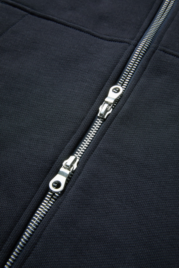 FFC(에프에프씨) x DOCUMENT(도큐먼트) Stand Collar Zip-Up Sweat(스탠드 칼라 집업 스웨트)는 미니멀하고 베이직한 스타일의 남녀 공용 상의입니다. 가을, 겨울에 어울리는 두꺼운 두께감의 면 소재로 제작되어 부드러운 촉감을 선사합니다. 스탠드 칼라와 긴 소매, 세미 루즈 핏 디자인으로 편안한 착용감을 제공하며, 투웨이 지퍼, 사이드 포켓, 로고 가죽 패치가 특징입니다. 일상, 집콕, 동네 마실룩 등 다양한 TPO에 활용하기 좋으며, 미니멀, 클래식, 캐주얼 스타일을 즐기는 분들께 추천합니다.
