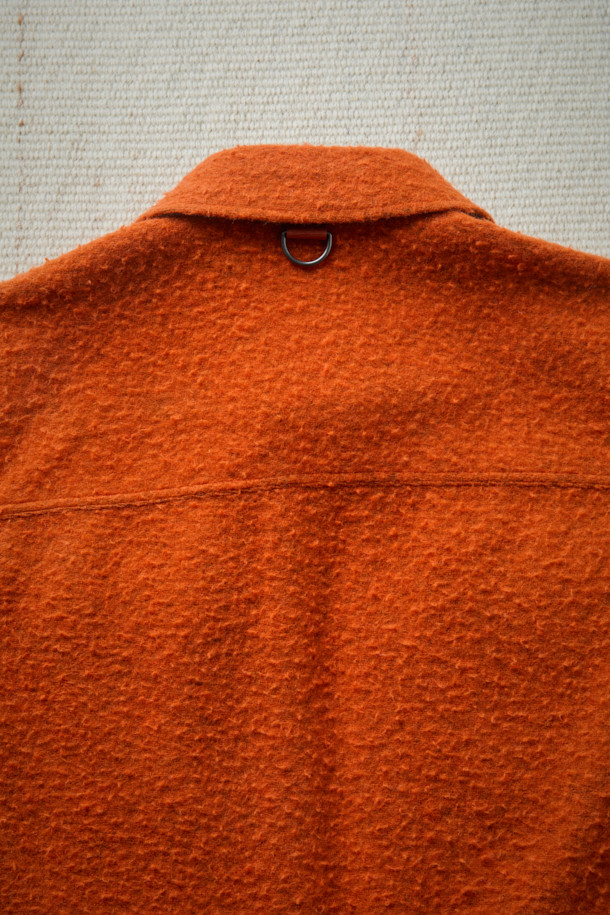 [Fly Fishing Club] 카젠티노 피싱 셔츠는 아웃도어 활동과 일상생활 모두에 어울리는 셔츠형 아우터입니다. 오렌지 컬러의 무지 디자인으로, 가을, 겨울 시즌에 따뜻하고 포근한 스타일을 연출합니다. 루즈핏으로 편안한 착용감을 제공하며, 부드러운 울 소재와 두꺼운 두께감으로 보온성을 높였습니다. 체스트 포켓, 사선 핸드 포켓, D-링 디테일, 코듀로이 포켓 배색, 더블 스티치 밑단 등 다양한 디테일이 돋보입니다. 피싱, 캠핑룩, 데일리룩 등 다양한 TPO에 클래식, 캐주얼, 워크웨어 스타일로 활용 가능하며, 발수 기능으로 쾌적함까지 더했습니다.
