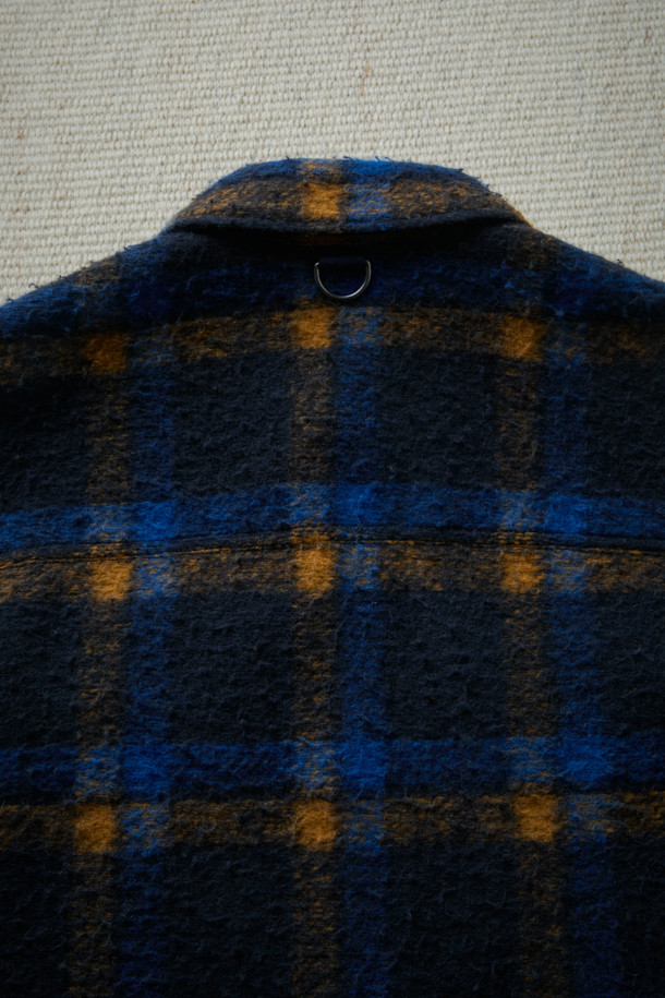 [Fly Fishing Club] 카젠티노 피싱 셔츠는 가을, 겨울에 어울리는 남성용 셔츠형 아우터입니다. 네이비, 로열블루, 오렌지 세 가지 색상으로 출시되었으며, 빈티지, 아웃도어, 워크웨어 스타일을 아우르는 매력을 지닙니다. 울 소재에 두꺼운 두께감과 부클 촉감을 더해 보온성을 높였으며, 긴 소매와 세미 루즈핏으로 편안한 착용감을 선사합니다. 체크 패턴과 체스트 포켓, 사선 핸드 포켓, D-링 디테일, 코듀로이 포켓 배색 등의 특징이 돋보이며, 스냅 여밈 방식과 생활 발수 기능으로 실용성을 더했습니다. 캠핑룩, 가을 나들이룩, 겨울 데일리룩 등 다양한 TPO에 워크웨어, 클래식, 캐주얼 무드로 활용하기 좋습니다.
