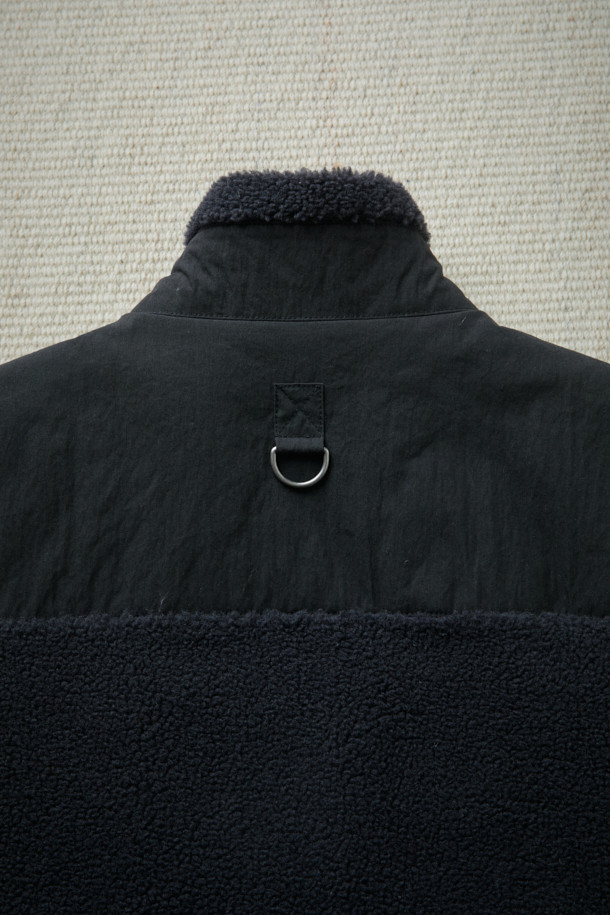 [Fly Fishing Club] 플리스 피싱 베스트는 가을, 겨울 시즌에 어울리는 아우터로, 캐주얼, 스포티, 고프코어 스타일을 연출하기 좋습니다. 부드러운 플리스 소재와 넉넉한 루즈핏으로 편안한 착용감을 선사하며, 보온 기능과 수납력을 갖춰 실용성을 더했습니다. 블랙 색상의 무지 패턴에 스탠드 칼라와 YKK METALUXE® 지퍼, D-링 디테일이 세련된 디자인을 완성합니다. 4개의 플랩 포켓, 사이드 히든 포켓, 밑단 스트링 조절 기능으로 수납력과 활동성을 높였으며, 가을 나들이룩, 캠핑룩, 겨울 데일리룩 등 다양한 TPO에 활용하기 좋습니다.
