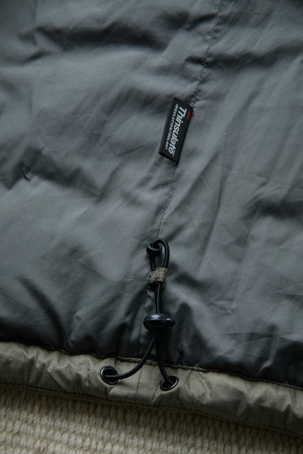 [Fly Fishing Club] 피셔맨 인슐레이션 재킷은 겨울, 가을 시즌을 위한 아웃도어, 캐주얼 스타일의 퀼팅 재킷입니다. 루즈핏으로 편안한 착용감을 제공하며, 하이넥 일체형 후드와 3M Thinsulate™ 충전재를 사용하여 보온성을 높였습니다. 발수 기능과 YKK 메인 지퍼, 소매 이밴드 등의 디테일로 기능성을 더했으며, 체스트/핸드 포켓과 사이드 슬릿 포켓으로 수납력을 높였습니다. 그레이 컬러의 나일론 소재로 제작되었으며, 캠핑룩, 산책룩 등 다양한 TPO에 활용 가능합니다. 캐주얼, 고프코어, 미니멀 스타일을 즐기는 고객에게 추천합니다.
