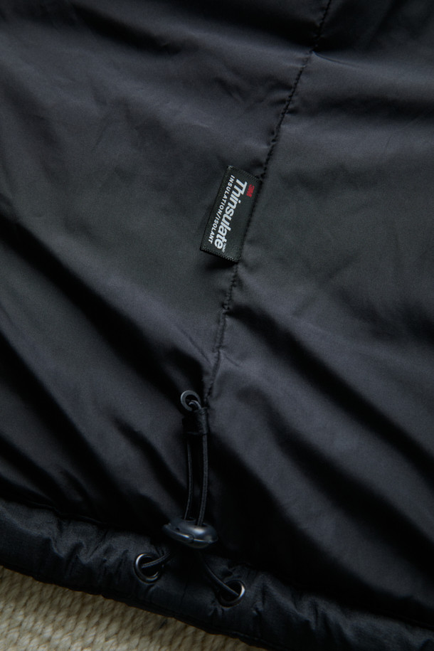 [Fly Fishing Club] 피셔맨 인슐레이션 재킷은 아웃도어 활동과 일상, 두 가지 모두를 아우르는 퀼팅 재킷입니다. 블랙 컬러의 루즈핏으로, 가을과 겨울 시즌에 적합하며, 워크웨어와 고프코어 스타일을 연출하기 좋습니다. 3M Thinsulate™ 충전재를 사용하여 보온성을 높였으며, 하이넥 일체형 후드와 발수 기능으로 궂은 날씨에도 쾌적하게 착용할 수 있습니다. 체스트/핸드 포켓, 밑단 스트링, 소매 이밴드, 사이드 슬릿 포켓 등의 디테일이 실용성을 더하며, YKK 메인 지퍼를 사용하여 내구성을 높였습니다. 캠핑룩, 여행룩, 겨울 데일리룩에 활용하여 스타일리시함을 더해보세요.
