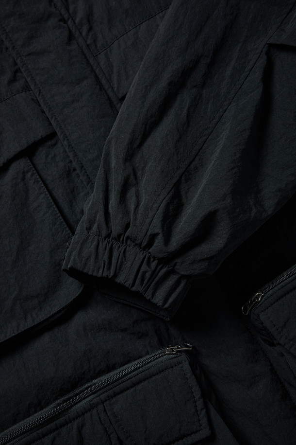 [Fly Fishing Club] 패딩 와딩 재킷은 클래식하고 아웃도어 스타일을 추구하는 남녀 모두를 위한 겨울철 필수 아이템입니다. 블랙 컬러의 루즈핏 셔츠형 재킷으로, 보온성과 경량성을 동시에 갖춘 것이 특징입니다. Primaloft® 충전재를 사용하여 뛰어난 보온력을 제공하며, 낚시 및 일상생활에서 활용하기 좋은 디자인입니다. 멀티 포켓, 소매 벨크로 스트랩, 밑단 스토퍼, 플랩 체스트 포켓, 곡선형 핸드 포켓, 4분할 기어 포켓 등 실용적인 디테일이 돋보입니다. 겨울 데일리룩, 캠핑룩, 여행룩 등 다양한 스타일에 매치하여 클래식, 고프코어, 캐주얼 무드를 연출할 수 있습니다.
