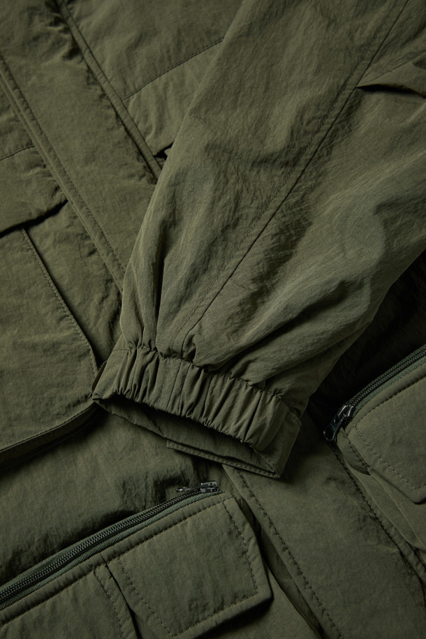 [Fly Fishing Club] 패디드 웨이딩 재킷은 겨울철 피싱, 아웃도어 활동, 일상에서 폭넓게 활용 가능한 남성용 아우터입니다. 올리브 그린 컬러의 무지 디자인으로 클래식하고 아웃도어 스타일을 연출하며, 루즈핏 크롭 기장으로 편안한 착용감을 제공합니다. 보온성과 경량성을 갖춘 두꺼운 두께의 나일론 소재이며, Primaloft® 충전재를 사용하여 보온성을 높였습니다. 멀티 포켓 디자인, 플랩 체스트 포켓, 곡선형 핸드 포켓, 4분할 기어 포켓, 소매 벨크로 스트랩, 밑단 스토퍼 등의 디테일로 실용성을 더했습니다. 겨울철 데일리룩, 캠핑룩, 여행룩, 고프코어, 워크웨어 스타일을 즐기는 분들께 추천합니다.
