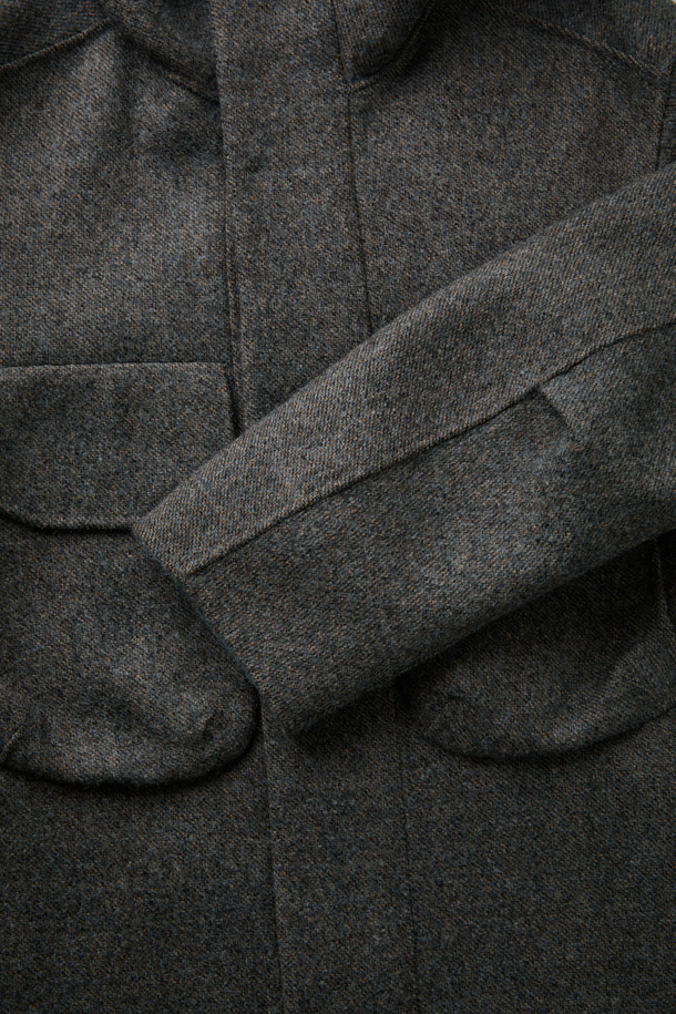 FFC x DOCUMENT(FFC x 도큐먼트) 울 핸드메이드 후드 파카는 가을과 겨울 시즌, 일상과 포멀한 스타일 모두 소화 가능한 아우터입니다. 세미 루즈핏으로 편안한 착용감을 제공하며, 부드러운 촉감의 두꺼운 울 소재로 제작되어 보온성을 높였습니다. 이탈리아 마니파투라 디 카르미냐노 社의 더블페이스 멜톤 원단을 사용하여 핸드메이드 마감의 고급스러움을 더했습니다. 멜란지 텍스처가 특징이며, 클래식, 미니멀, 캐주얼 등 다양한 스타일 연출에 용이합니다. 겨울 데일리룩, 출근룩, 모임룩에 활용하여 세련된 스타일을 완성해보세요.