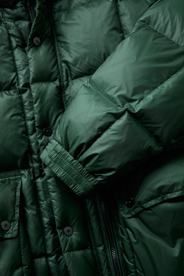 [Fly Fishing Club] 피셔맨 숏 다운 파카는 겨울철 아웃도어 활동, 피싱, 일상생활에서 폭넓게 활용 가능한 공용 다운 점퍼입니다. 클래식하고 아웃도어 스타일을 결합한 디자인으로, 숏 기장에 퀼팅 무늬를 더해 세련된 분위기를 연출합니다. 80/20 구스다운 충전재와 립스탑 원단, 방풍 및 발수 기능으로 뛰어난 보온성과 활동성을 제공하며, 하이넥 후드와 YKK 지퍼, 플랩 박스 포켓 등의 디테일이 돋보입니다. 루즈핏 디자인으로 겨울 데일리룩, 캠핑룩, 등산룩 등 다양한 스타일을 연출할 수 있으며, 소매 이밴드와 2단 스토퍼, 스트링 밑단으로 핏 조절이 용이합니다. 그린 컬러의 나일론 소재로 제작되어 부드러운 촉감을 선사합니다.
