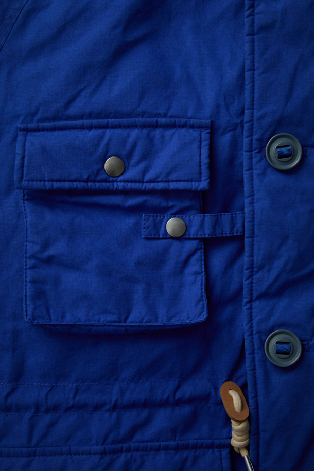 [Fly Fishing Club] 왁스 코튼 다운 파카는 겨울철 피싱, 아웃도어 활동, 그리고 일상생활에서 폭넓게 활용 가능한 남녀 공용 다운파카입니다. 클래식하고 빈티지한 스타일을 기반으로, 왁스 코튼 소재와 두꺼운 두께감으로 뛰어난 방풍, 보온, 발수 기능을 제공합니다. 루즈핏 디자인에 스탠드 칼라 후드, 리얼 무통(양털) 넥 패널, 입체 포켓, 지퍼 포켓, 밑단 스트링, 소매 조임 등 다양한 디테일을 더해 실용성을 높였습니다. 구스다운 충전재를 사용하여 보온성을 극대화했으며, 여행룩, 캠핑룩, 등산룩 등 다양한 TPO에 맞춰 클래식, 워크웨어, 고프코어 스타일을 연출할 수 있습니다.
