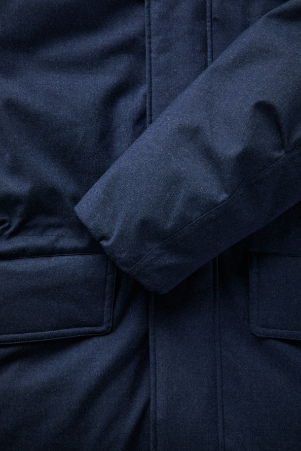 FFC x DOCUMENT(FFC x 도큐먼트) 테크니컬 울 구스다운 파카는 겨울철 데일리룩을 위한 클래식하고 미니멀한 스타일의 아우터입니다. 네이비 컬러의 무지 디자인으로, 울 소재 특유의 부드러운 촉감과 두꺼운 두께감이 특징입니다. 90/10 구스다운 충전재, 라글란 소매, 조절 가능한 스트링, 이중 포켓, 암홀 무 패치 디자인 등 디테일한 요소들이 돋보입니다. 보온, 방풍, 투습 기능을 갖춰 추운 날씨에도 쾌적하게 착용할 수 있습니다. 집업 방식으로 편안하게 여밀 수 있으며, 루즈핏으로 편안한 착용감을 선사합니다.
