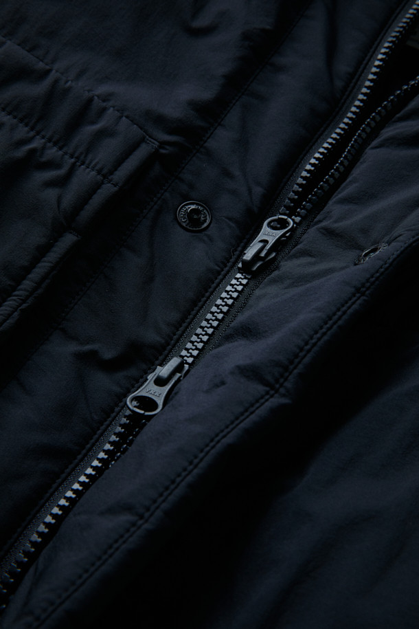 FFC x DOCUMENT (FFC x 도큐먼트) 피셔맨 셔팅 구스 다운 재킷은 겨울철 데일리룩을 위한 미니멀하고 클래식한 스타일의 아우터입니다. 블랙 컬러에 무지 디자인으로 어떤 옷에도 쉽게 매치할 수 있으며, 셔츠형 코트 타입으로 세련된 느낌을 더했습니다. 90/10 구스다운 충전재와 경량 소재를 사용하여 보온성과 편안한 착용감을 제공하며, 루즈핏으로 여유로운 실루엣을 연출합니다. 입체 포켓과 여유있는 어깨라인이 특징이며, 투웨이 지퍼 여밈 방식으로 실용성을 높였습니다.
