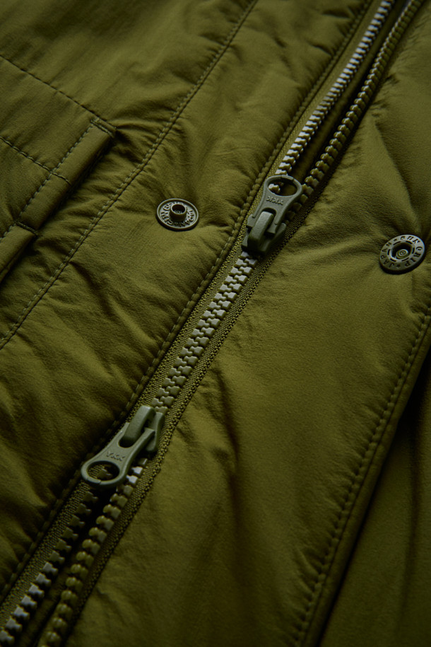 FFC x DOCUMENT (FFC x 도큐먼트) 피셔맨 셔팅 구스 다운 재킷은 겨울철 데일리룩에 적합한 미니멀하면서도 캐주얼한 스타일의 아우터입니다. 올리브 및 카키 색상으로 출시되었으며, 가볍고 따뜻한 구스다운 90/10 충전재를 사용하여 보온성과 경량성을 동시에 잡았습니다. 셔츠형 디자인에 투웨이 지퍼 여밈 방식과 입체 포켓 디테일을 더해 실용성을 높였으며, 여유 있는 어깨 라인과 루즈핏으로 편안한 착용감을 선사합니다. 부드러운 촉감의 나일론 소재로 제작되었으며, 긴 소매 기장과 두꺼운 두께감으로 추운 겨울에도 따뜻하게 입을 수 있습니다.
