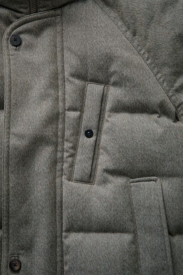 FFC x 도큐먼트 울 헤비 다운 파카는 추운 겨울, 일상과 피싱 활동 모두를 아우르는 활용성을 자랑하는 다운 파카입니다. 부드러운 울 소재를 사용하여 고급스러운 촉감을 선사하며, 짙은 그레이 컬러가 클래식하면서도 모던한 스타일을 연출합니다. 루즈핏으로 편안한 착용감을 제공하며, YKK 투웨이 지퍼, 내장형 후드, 허리 및 밑단 스트링, 라글란 소매, 암홀 패널 설계 등 다양한 디테일로 기능성을 더했습니다. 보온성과 통기성을 갖춰 겨울철에도 쾌적하게 착용 가능하며, 미니멀하고 캐주얼한 스타일을 선호하는 분들께 적합합니다.
