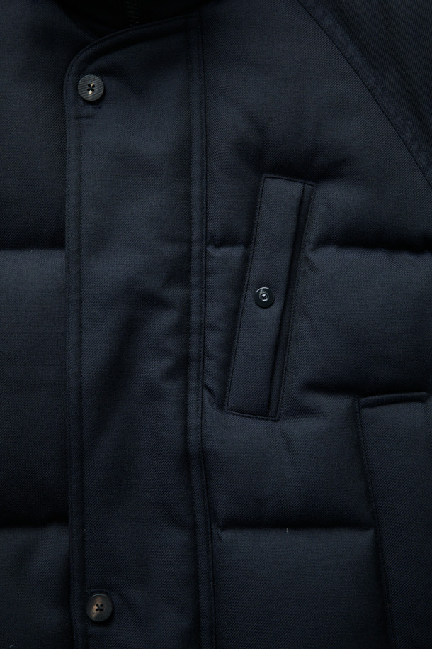 FFC x DOCUMENT (FFC x 도큐먼트) 울 헤비 다운 파카는 겨울철 데일리룩을 위한 클래식하고 미니멀한 스타일을 제안합니다. 부드러운 촉감의 울 소재로 제작되었으며, 두꺼운 두께감으로 뛰어난 보온성을 자랑합니다. 라글란 소매와 암홀 패널 설계를 통해 편안한 착용감을 제공하며, YKK 투웨이 지퍼, 허리 및 밑단 스트링, 내장형 후드 등의 디테일로 기능성을 더했습니다. 블랙 컬러의 무지 디자인으로 어떤 스타일에도 쉽게 매치할 수 있는 실용적인 다운 파카입니다.
