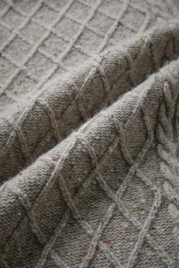 [Fly Fishing Club] 아란 스웨터는 아일랜드 아란 제도의 전통 니팅 스타일을 현대적으로 재해석한 제품입니다. 울과 나일론 혼방 소재로 제작되어 가을, 겨울에 따뜻하게 착용할 수 있으며, 루즈핏 레귤러 기장으로 편안한 착용감을 선사합니다. 입체적인 케이블 및 다이아몬드 무늬와 벌집 조직이 돋보이며, 울 네프 원사를 사용하여 빈티지하면서도 클래식한 분위기를 연출합니다. 립 조직 네크라인과 긴 소매 디자인으로 보온성을 높였으며, 10월부터 2월까지 겨울 데일리룩, 카페룩, 모임룩 등 다양한 스타일에 활용 가능합니다. 가슴둘레 122cm로 넉넉한 핏을 제공합니다.
