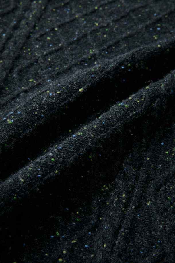 [Fly Fishing Club] 아란 스웨터는 아일랜드 아란 제도의 전통 니팅 스타일을 현대적으로 재해석한 제품입니다. 차콜 그레이 컬러의 루즈핏 라운드넥 스웨터로, 가을과 겨울 시즌에 두꺼운 두께감으로 따뜻하게 착용할 수 있습니다. 울과 나일론 혼방의 고급스러운 소재에 케이블 및 다이아몬드 패턴을 더해 클래식하고 빈티지한 무드를 연출합니다. 울 네프 원사를 사용하여 입체적인 조직감을 살렸으며, 립조직 넥라인으로 디자인의 완성도를 높였습니다. 일상, 피싱, 산책, 여행 등 다양한 TPO에 어울리는 스타일리시한 아이템입니다.
