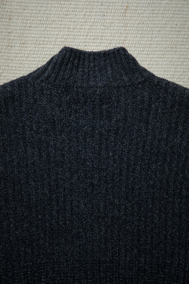 FFC x DOCUMENT (에프에프씨 x 도큐먼트) 터틀넥 피셔맨 스웨터는 겨울철 따뜻함과 클래식한 스타일을 선사합니다. 셔틀랜드 울 100% 원사를 사용하여 제작되었으며, 보온성과 통기성이 뛰어나 쾌적하게 착용할 수 있습니다. 앞판과 뒷판의 편직 방식에 차이를 두어 독특한 디자인을 완성했으며, 암홀 패널 디테일로 활동성을 높였습니다. 레귤러핏으로 제작되어 다양한 아우터와 레이어링하기 좋으며, 겨울 데일리룩, 데이트룩, 모임룩 등 다채로운 TPO에 활용할 수 있습니다. 네이비 색상으로 어떤 스타일에도 쉽게 매치할 수 있는 미니멀하고 캐주얼한 아이템입니다.
