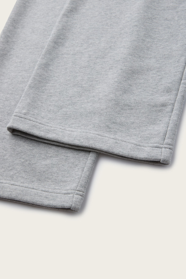 BSC X 클로브 스트링 스웻팬츠 (세트업)는 캐주얼, 미니멀 스타일을 추구하는 남성을 위한 데일리 팬츠입니다. 부드러운 면 소재로 제작되어 편안한 착용감을 선사하며, 사계절 내내 활용 가능합니다. 스트레이트 핏에 무지 디자인으로 어떤 상의와도 쉽게 매치할 수 있으며, 스트링 조절과 사이드, 힙 포켓으로 실용성을 더했습니다. 집콕룩, 동네 마실룩, 산책룩 등 다양한 TPO에 활용하기 좋고, 세트업으로도 연출하여 미니멀한 스타일을 완성할 수 있습니다. 자수 및 아플리케 디테일이 돋보이는 디자인입니다.
