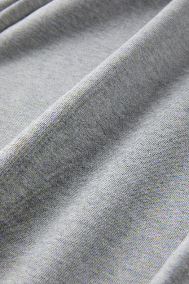 [BSC X 클로브] 스트링 스웻팬츠 (세트업) (W)는 여성 고객을 위한, 캐주얼하고 미니멀한 스타일의 긴 기장 스웻팬츠입니다. 부드러운 면 소재로 제작되어 봄, 여름, 가을, 겨울 사계절 내내 편안하게 착용할 수 있습니다. 스트레이트 핏으로 떨어지는 깔끔한 실루엣과 중간 두께감으로 어떤 상의에도 잘 어울립니다. 허리 밴딩과 스트링 조절 기능으로 편안함을 더했으며, 사이드 포켓, 힙 포켓, 스티치 마감, 자수 및 아플리케 디테일이 돋보입니다. 집콕룩, 동네 마실룩, 여행룩 등 다양한 TPO에 맞춰 세련된 스타일을 연출해보세요.
