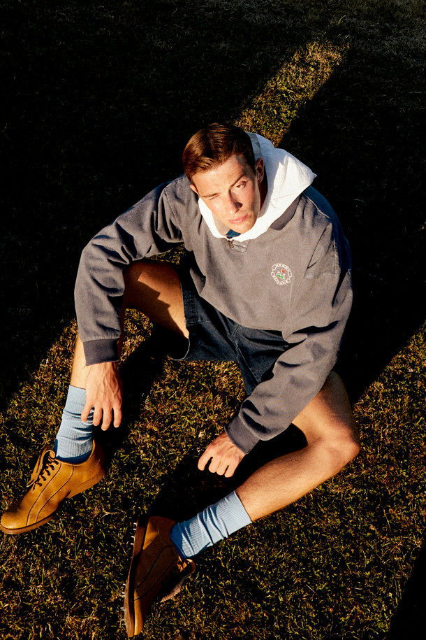 [British Sporting Club] 워싱 피그먼트 칼라 스웨트셔츠는 가을, 겨울철 데일리룩과 가을 나들이룩에 모두 활용하기 좋은 스웻셔츠입니다. 네이비 컬러의 무지 디자인으로, 클래식, 미니멀, 캐주얼 등 다양한 스타일을 소화할 수 있습니다. 두꺼운 두께감의 면 소재로 제작되어 부드러운 촉감을 선사하며, 루즈핏으로 편안한 착용감을 제공합니다. 피그먼트 워싱 가공과 트윌 원단, 버튼 플라켓, B.S.C 자수 로고, 립 마감 디테일이 돋보이는 긴소매 폴로칼라 스웨트셔츠입니다.
