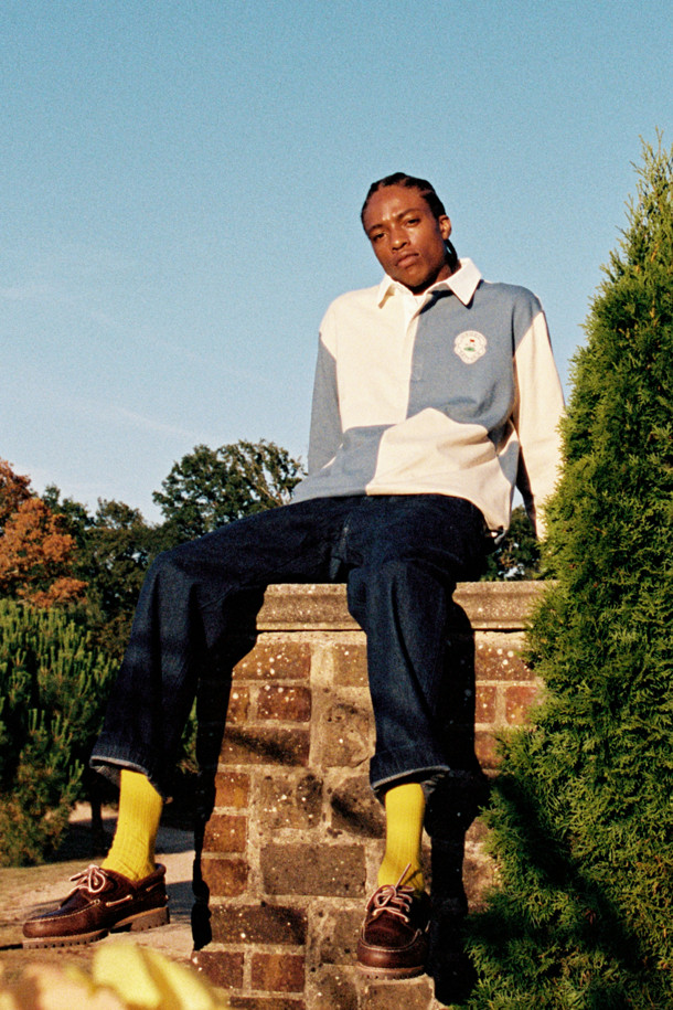 **브리티시 스포팅 클럽 플래드 긴소매 티셔츠**는 남성용 폴로 티셔츠로, 가을 시즌 일상복으로 적합합니다. 네이비, 베이지 색상으로 만나볼 수 있으며, 클래식과 스포티한 무드를 동시에 연출합니다. 면 소재로 제작되어 부드러운 촉감이 특징이며, 4분할 배색의 패치워크 패턴이 돋보입니다. 립 마감 처리와 B.S.C 로고, 펠트 소재 아플리케 아트워크 디테일이 돋보이며, 데이트룩, 모임룩, 캐주얼 스타일에 매치하기 좋습니다. 클래식 핏의 긴소매 폴로 티셔츠입니다.
