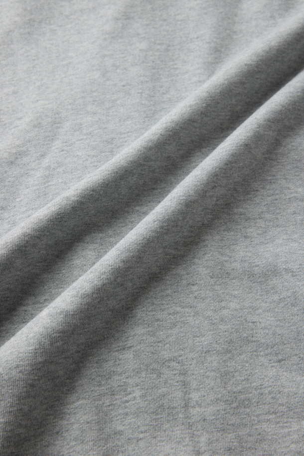 BSC 클로브 후드집업 스웨트셔츠는 가을 시즌을 위한 남성용 의류입니다. 라이트 그레이 컬러의 면, 폴리에스테르 혼방 소재로 제작되어 편안한 착용감을 선사합니다. 클래식과 베이직 스타일을 기반으로 루즈핏 디자인과 후드, 캥거루 포켓, 자수 디테일이 더해져 캐주얼하면서도 미니멀한 매력을 줍니다. 동네 마실룩, 가을 나들이룩, 집콕룩 등 다양한 TPO에 활용하기 좋으며, 메탈 지퍼와 립 조직 마감으로 깔끔한 마무리를 더했습니다. 긴 소매 기장의 레귤러 기장 후드집업으로 간절기 필수 아이템입니다.
