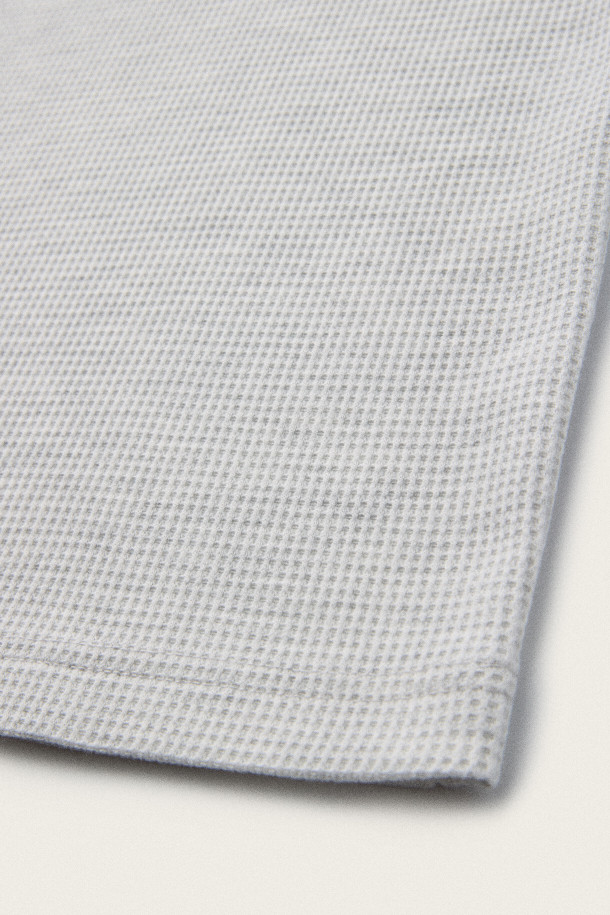 BSC X 클로브 와플 롱슬리브 티셔츠 (M)는 부드러운 면 소재로 제작되어 편안한 착용감을 선사합니다. 멜란지 그레이와 네이비 두 가지 색상으로 출시되었으며, 가을철 일상복으로 활용하기 좋습니다. 베이직핏에 라운드넥 디자인으로 어떤 스타일에도 잘 어울립니다. 래글런 소매와 강아지 아트워크 프린트, 콜라보레이션 자수, 장식 스티치가 더해져 포인트를 더했습니다. 동네 마실룩이나 가을 나들이룩, 캐주얼 및 미니멀 스타일을 즐겨 입는 남성분들께 추천합니다.
