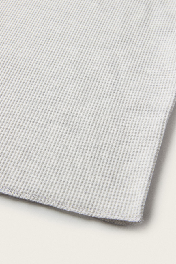 [BSC X 클로브] 와플 긴소매 티셔츠 (여성용)는 가을 시즌, 캐주얼하고 미니멀한 스타일을 연출하기에 좋은 아이템입니다. 멜란지 그레이와 네이비 두 가지 색상으로 출시되었으며, 래글런 소매와 부드러운 면 소재의 와플 패턴이 특징입니다. 루즈핏 라운드넥 디자인으로 편안한 착용감을 선사하며, 강아지 아트워크 프린트와 콜라보레이션 자수 디테일, 장식 스티치가 더해져 포인트를 줍니다. 동네 마실룩, 집콕룩, 가을 나들이룩 등 다양한 TPO에 활용하기 좋은 데일리 티셔츠입니다.
